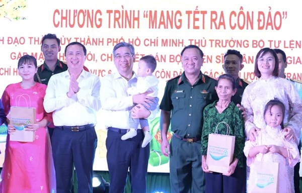 Thành phố Hồ Chí Minh trao hơn 3 triệu phần quà tết đến người dân