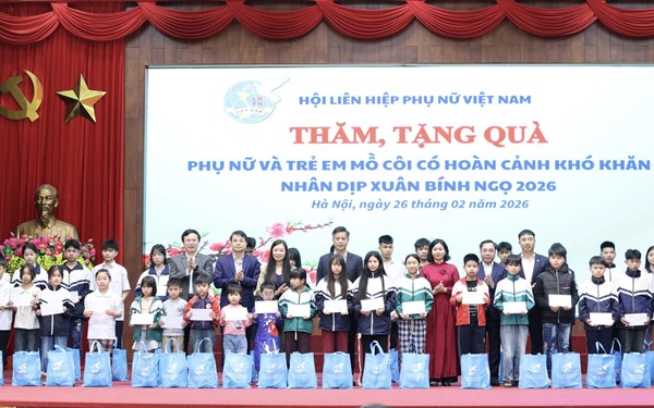 Phó Chủ tịch Ủy ban Trung ương MTTQ Việt Nam, Chủ tịch Hội LHPN Việt Nam Nguyễn Thị Tuyến tặng quà phụ nữ, trẻ em khó khăn tại Hà Nội