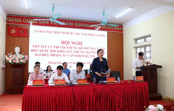 Phó Chủ tịch - Tổng Thư ký Ủy ban Trung ương MTTQ Việt Nam Hà Thị Nga tiếp xúc cử tri ở xã Mường Kim, tỉnh Lai Châu