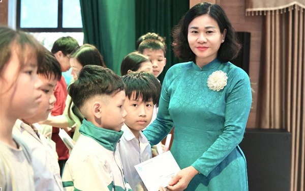 Phó Chủ tịch Ủy ban Trung ương MTTQ Việt Nam, Chủ tịch Hội LHPN Việt Nam Nguyễn Thị Tuyến trao quà cho phụ nữ, trẻ em tại 4 xã ở Hà Nội