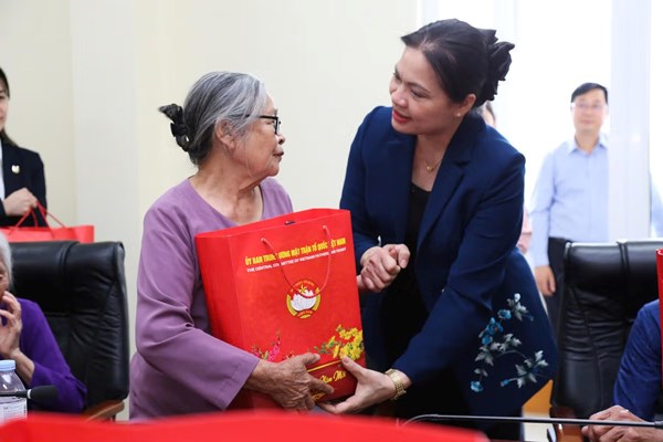 Phó Chủ tịch - Tổng Thư ký Ủy ban Trung ương MTTQ Việt Nam Hà Thị Nga tiếp xúc cử tri xã Tân Uyên, tỉnh Lai Châu