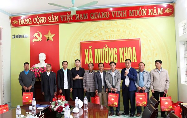 Phó Chủ tịch - Tổng Thư ký Ủy ban Trung ương MTTQ Việt Nam Hà Thị Nga tiếp xúc cử tri xã Mường Khoa, tỉnh Lai Châu