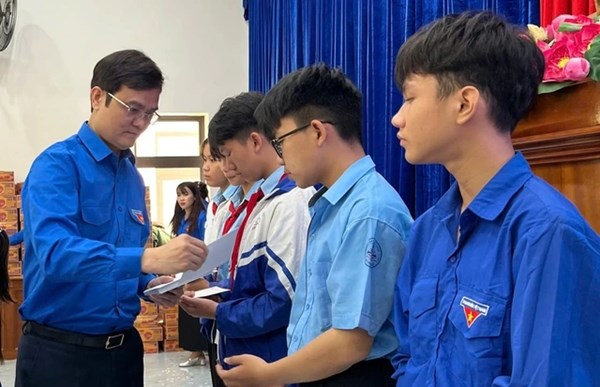 Phó Chủ tịch UBTƯ MTTQ Việt Nam, Bí thư thứ nhất TƯ Đoàn Bùi Quang Huy thăm, tặng quà tại Gia Lai