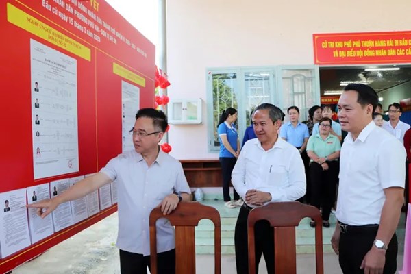 Phó Bí thư Thành ủy thành phố Hồ Chí Minh kiểm tra công tác bầu cử tại các địa phương