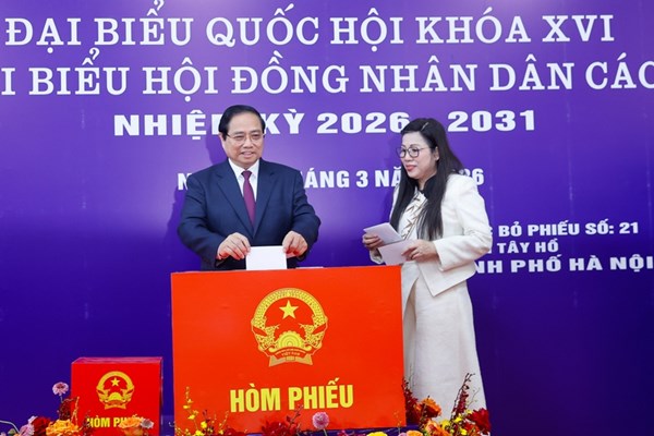 Thủ tướng Phạm Minh Chính cùng cử tri bỏ phiếu bầu cử tại phường Tây Hồ, Hà Nội