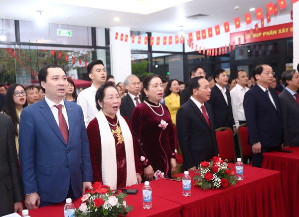 Trưởng Ban Tuyên giáo và Dân vận Trung ương Trịnh Văn Quyết cùng cử tri bỏ phiếu bầu cử