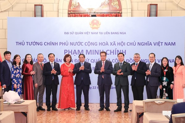 Thủ tướng Phạm Minh Chính gặp gỡ cán bộ, nhân viên Đại sứ quán và cộng đồng người Việt Nam tại Liên bang Nga