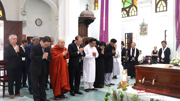 Đoàn lãnh đạo Trung ương MTTQ Việt Nam kính viếng Đức Hồng y Gioan Baotixita Phạm Minh Mẫn