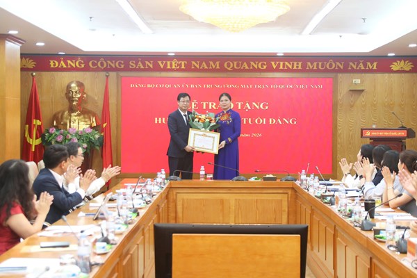 Đảng ủy Cơ quan UBTƯ MTTQ Việt Nam tổ chức Hội nghị sơ kết công tác Quý I năm 2026 và trao tặng Huy hiệu 30 năm tuổi Đảng