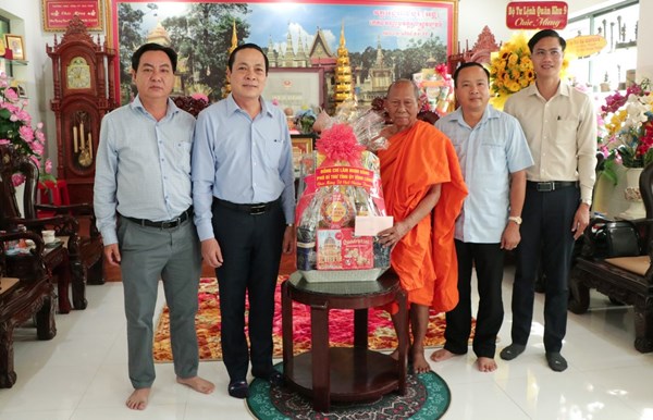 Vĩnh Long: Phó Bí thư Tỉnh ủy thăm, chúc mừng Tết cổ truyền Chôl Chnăm Thmây tại các cơ sở tôn giáo