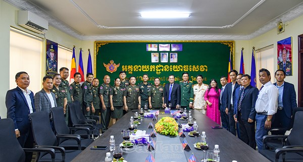 Đoàn công tác tỉnh Cà Mau thăm, chúc tết Chôl Chnăm Thmây các đơn vị quân đội tại Campuchia