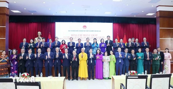 Thường trực Ban Bí thư Trần Cẩm Tú gặp gỡ cán bộ Đại sứ quán và cộng đồng người Việt tại Lào