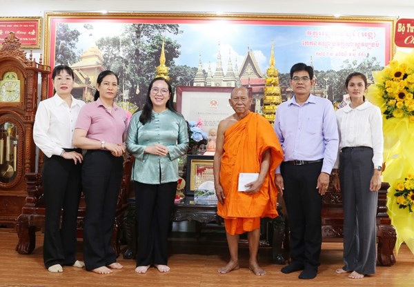 Vĩnh Long: Ủy ban MTTQ Việt Nam tỉnh  thăm, chúc mừng Tết cổ truyền Chôl Chnăm Thmây đồng bào Khmer 