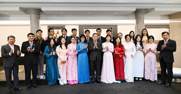 Chủ tịch Quốc hội Trần Thanh Mẫn gặp mặt sinh viên và các lưu học sinh tiêu biểu của Việt Nam ở Italia