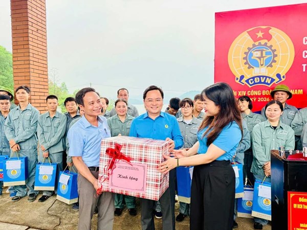 Phó Chủ tịch UBTW MTTQ Việt Nam, Chủ tịch Tổng LĐLĐ Việt Nam Nguyễn Anh Tuấn thăm, tặng quà người lao động tại Thái Nguyên