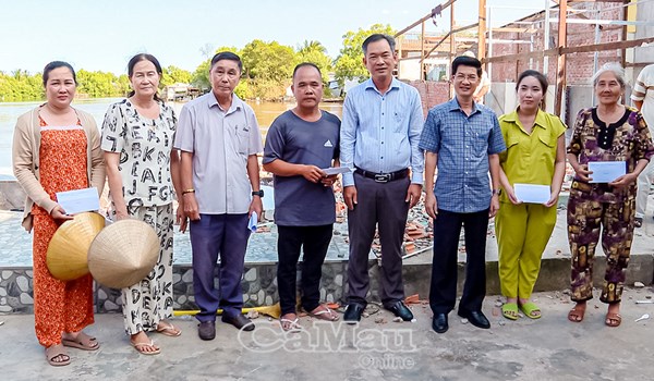 Cà Mau: Ủy ban MTTQ Việt Nam tỉnh hỗ trợ các hộ dân bị thiệt hại do sạt lở đất tại phường Tân Thành 