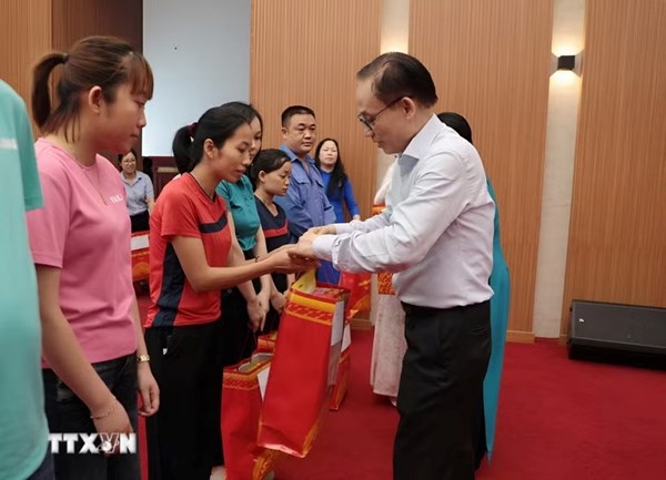 Bộ trưởng Bộ Ngoại giao Lê Hoài Trung trao quà cho gia đình chính sách, hộ nghèo và các công nhân có hoàn cảnh khó khăn tại Phú Thọ