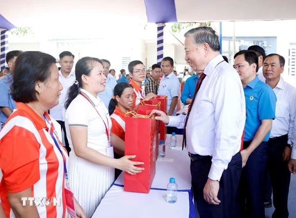 Tổng Bí thư, Chủ tịch nước động viên công nhân, người lao động ở thành phố Hồ Chí Minh