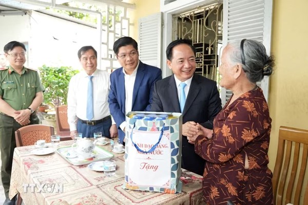 Trưởng Ban Tuyên giáo và Dân vận Trung ương Trịnh Văn Quyết tặng quà tại Huế