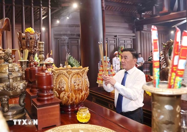 Thường trực Ban Bí thư Trần Cẩm Tú dâng hương, tưởng niệm các anh hùng, liệt sỹ tại tỉnh Điện Biên