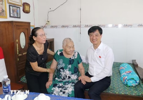 Trưởng ban Tổ chức Trung ương Nguyễn Duy Ngọc thăm, tặng quà tại thành phố Cần Thơ