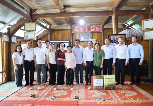 Phó Thủ tướng Phạm Thị Thanh Trà thăm, tặng quà gia đình chính sách, công nhân và hộ nghèo tại Lào Cai