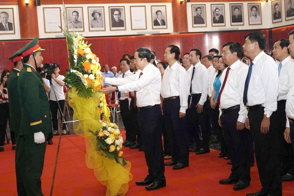 Chủ tịch Quốc hội Trần Thanh Mẫn dâng hương tưởng niệm Chủ tịch Hồ Chí Minh và tri ân người có công tại An Giang