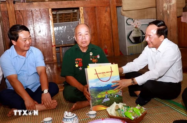 Trưởng Ban Tuyên giáo và Dân vận Trung ương Trịnh Văn Quyết tri ân các gia đình chính sách ở Tuyên Quang