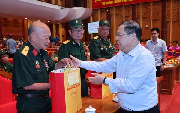 Phó Thủ tướng Thường trực Phạm Gia Túc thăm, tặng quà người có công, công nhân, người lao động tỉnh Quảng Ninh