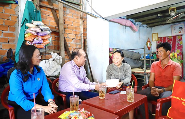 Cần Thơ: Thường trực Ủy ban MTTQ Việt Nam thành phố thăm, tặng quà công nhân bị tai nạn lao động 