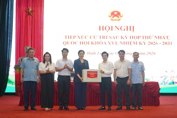 Phó Chủ tịch - Tổng Thư ký Hà Thị Nga tiếp xúc cử tri xã Bình Lư, tỉnh Lai Châu