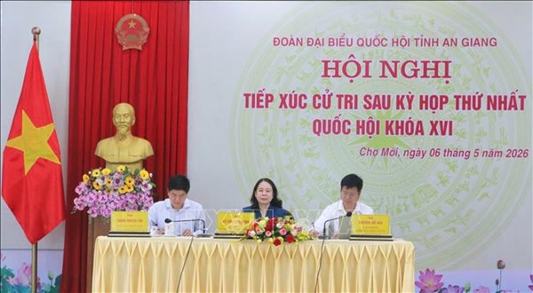 Phó Chủ tịch nước Võ Thị Ánh Xuân cùng Đoàn đại biểu Quốc hội tiếp xúc cử tri tỉnh An Giang