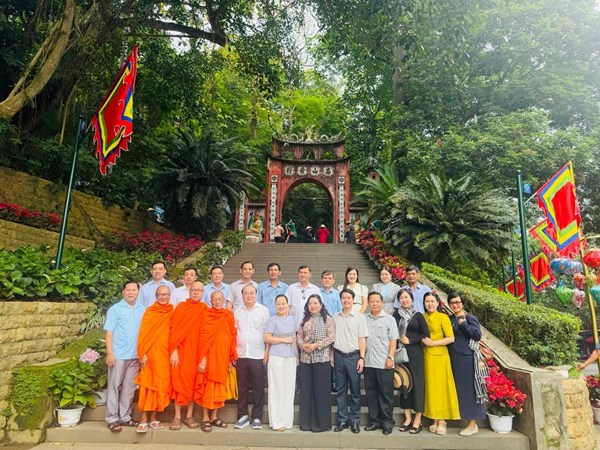 Đoàn công tác Ủy ban MTTQ Việt Nam thành phố Cần Thơ dâng hương tại Đền Hùng