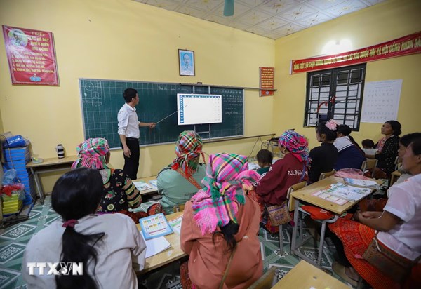 Lớp học chữ đặc biệt gieo mầm hy vọng nơi đại ngàn Tà Xùa
