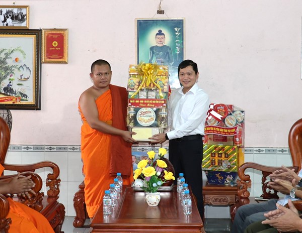 Tây Ninh: Ủy ban MTTQ Việt Nam tỉnh chúc mừng Lễ Phật đản tại chùa Kà Ốt