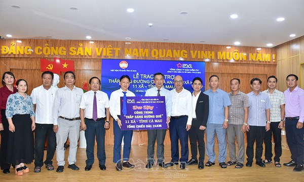 Cà Mau: Ủy ban MTTQ Việt Nam tỉnh trao tài trợ công trình 'Thắp sáng đường quê' cho 11 xã trên địa bàn tỉnh