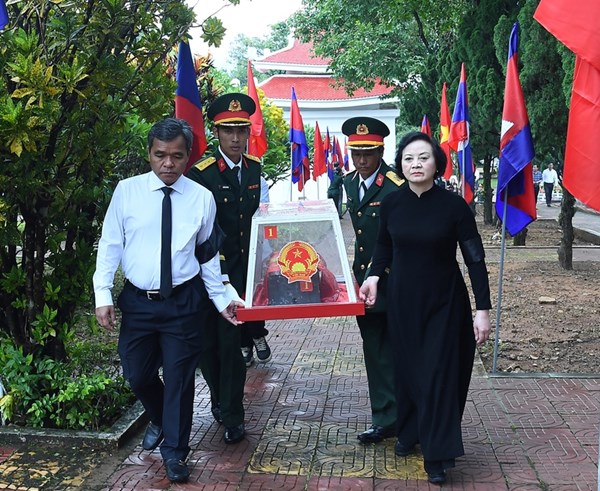 Phó Thủ tướng Phạm Thị Thanh Trà dự Lễ truy điệu, an táng hài cốt liệt sĩ tại Quảng Ngãi
