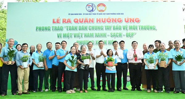 Thành phố Hồ Chí Minh: Chủ tịch Ủy ban MTTQ Việt Nam thành phố tham dự Lễ phát động phong trào chung tay bảo vệ môi trường tại phường Xuân Hòa