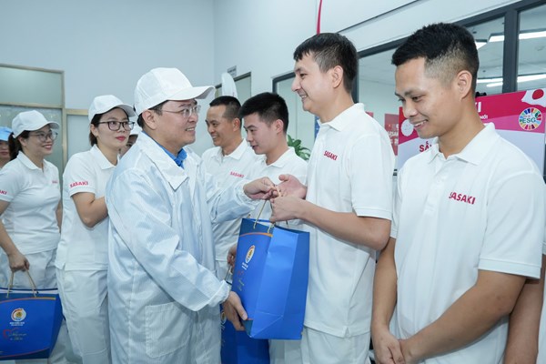 Tổng Liên đoàn Lao động Việt Nam tặng quà cho công nhân lao động tại Bắc Ninh 