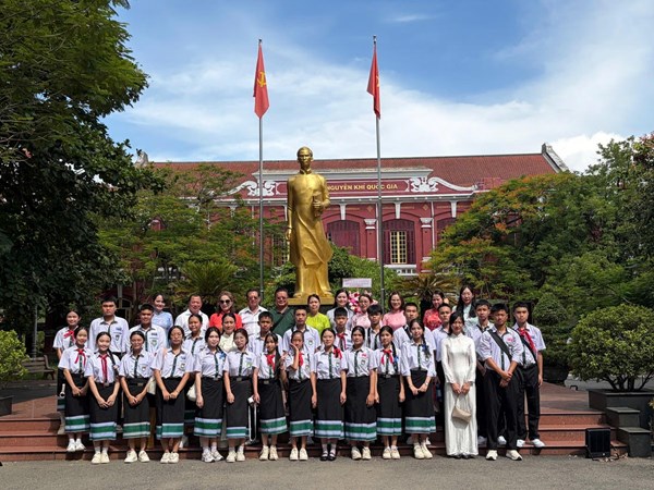Thắm tình hữu nghị Việt Nam - Lào thông qua hoạt động giáo dục