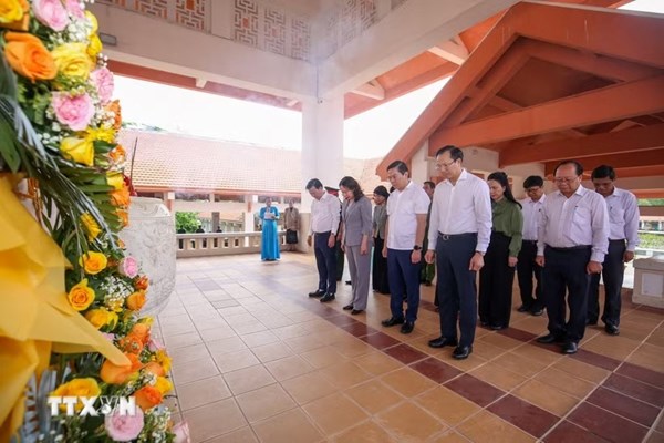 Phó Chủ tịch nước dâng hương tưởng niệm các Anh hùng liệt sỹ tại Tây Ninh