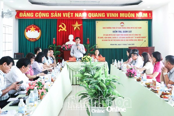 Phó Chủ tịch Cao Xuân Thạo kiểm tra công tác quản lý Quỹ Cứu trợ và Quỹ “Vì người nghèo” tại Khánh Hòa