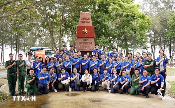 Du học sinh chung tay xây dựng công trình thiện nguyện tại xã đảo