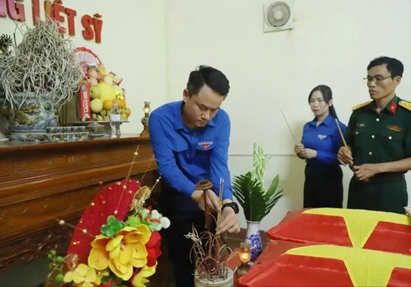 Trung ương Đoàn TNCS Hồ Chí Minh dâng hương Đền thờ các Anh hùng liệt sĩ mặt trận Vị Xuyên