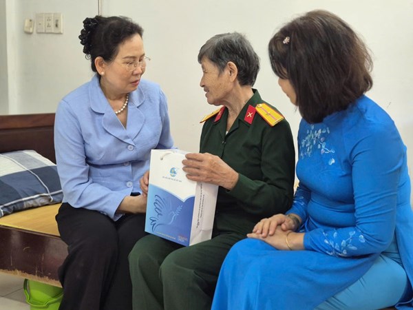 Phó Chủ tịch UBTW MTTQ Việt Nam, Chủ tịch Hội LHPN Việt Nam Lê Thị Thủy thăm, tặng quà người có công tại Đà Nẵng