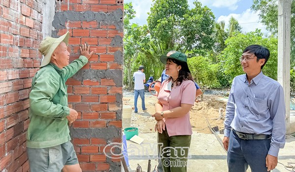 Cà Mau: Ủy ban MTTQ Việt Nam tỉnh kiểm tra tiến độ xây dựng nhà Đại đoàn kết tại xã Châu Thới và Hưng Hội