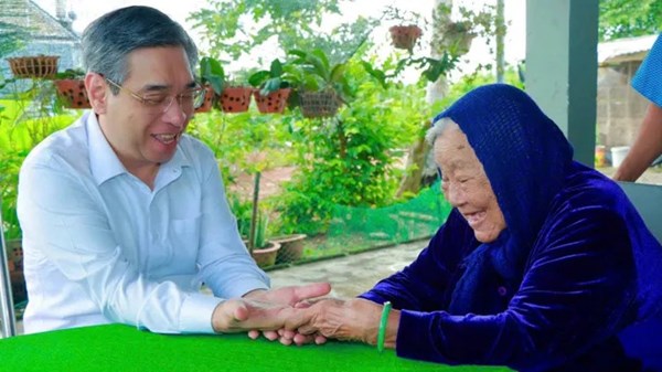 Thành phố Hồ Chí Minh: Chủ tịch Ủy ban MTTQ Việt Nam thành phố thăm, tri ân Mẹ Việt Nam Anh hùng