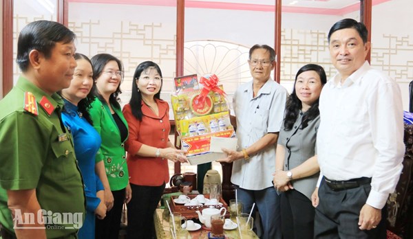 An Giang: Ủy ban MTTQ Việt Nam tỉnh thăm gia đình người có công tại phường Long Xuyên