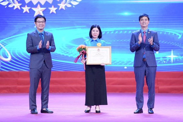 Hà Nội: LĐLĐ thành phố tuyên dương 100 lao động sáng tạo và Chủ tịch Công đoàn cơ sở tiêu biểu