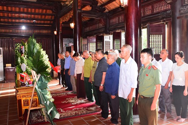Tuyên Quang: Người có uy tín trong đồng bào dân tộc thiểu số dâng hương tưởng nhớ Chủ tịch Hồ Chí Minh